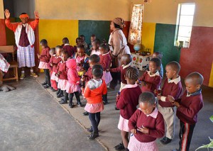 Lesotho dorpsschool met kleine kinderen