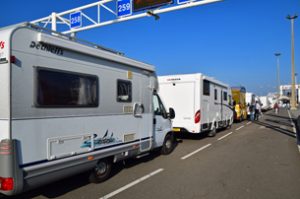 geduldig in de rij voor de ferry in Calais