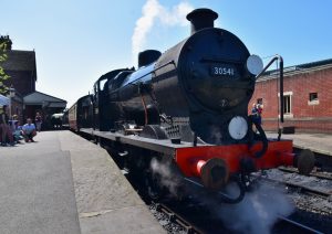De stoomloc is opgewarmd en klaar voor vertrek over de Bluebell Railway