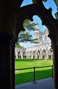 zicht op de binnenruimte van de kathedraal