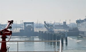 We verlaten de haven van Calais