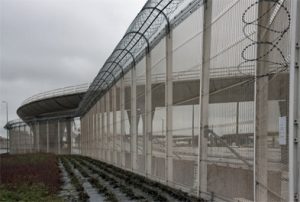 afschrikwekkend hekwerk langs snelweg naar Calais