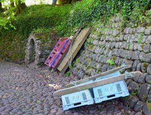 Al het vervoer door de steile straatjes gaat op houten sleetjes