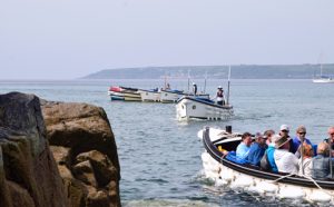 de bootjes varen af en aan naar St Michaels Mount