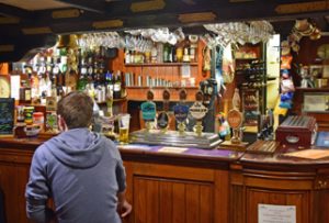 Zelf je drankje aan de bar ophalen