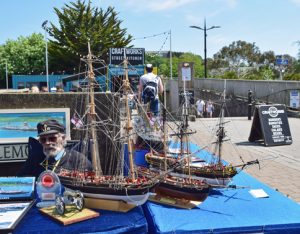 Op het grote plein van Truro zien we prachtige scheepsmodellen