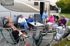 De campingverhalen vliegen over-en-weer