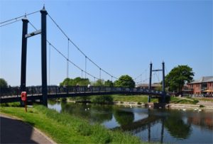 de fiets- en voetgangersbrug