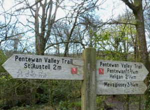 Weghwijzers zorgen dat je niet verdwaalt op de Pentewan Trail