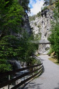 Pad door schlucht volgen