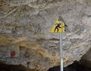 pas op: laaghangende rots
