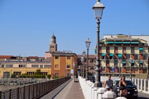brug naar het centrum van Chioggia