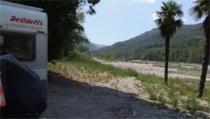 parkeren langs de rivier