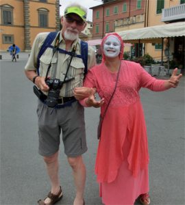 samen met een levend standbeeld