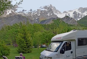Uitzicht vanaf de camping op de rotsen van De la Meije
